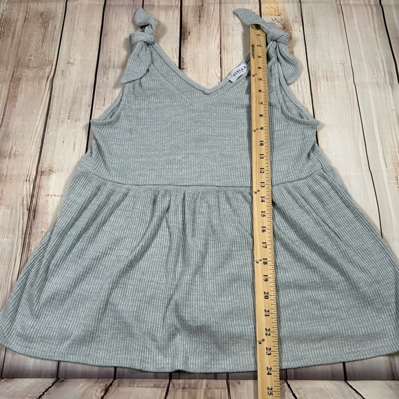 Gilli Gray Sleeveless Top with Bow Details. Size Medium. Great for Layering. - Picture 3 of 4